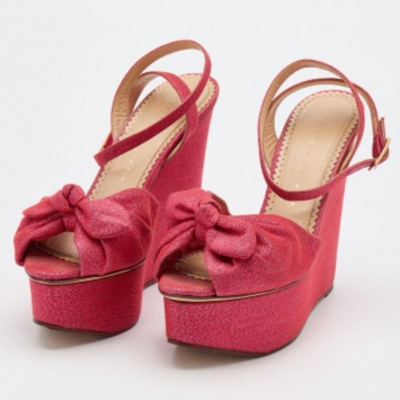 With these Charlotte Olympia sandals, comfort and style are guaranteed. Crafted using glitter fabric, they feature a pink hue and rest on durable soles.