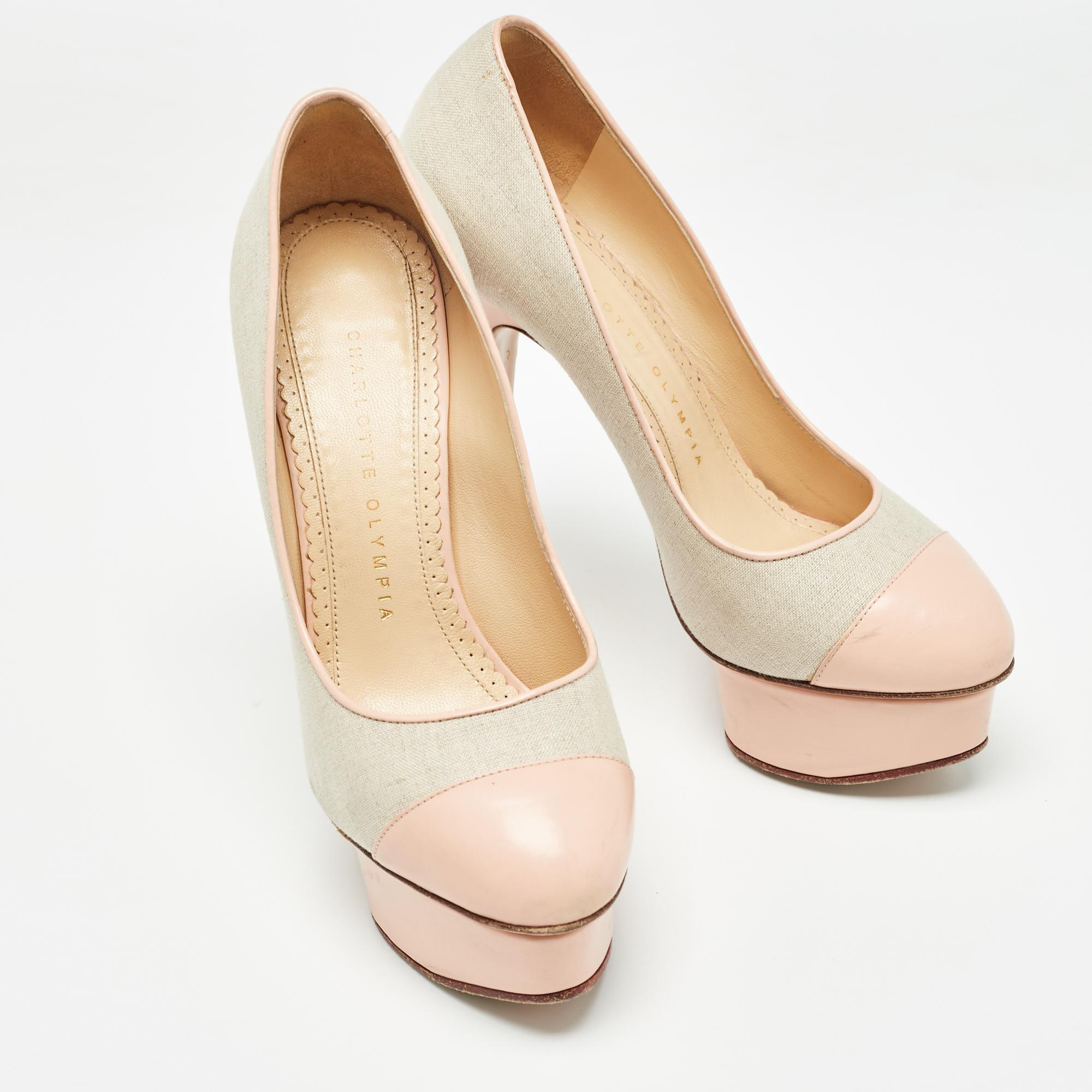 Charlotte Olympia Pumps in tela e pelle rosa/grigia misura 36 In condizioni buone in vendita a Dubai, Al Qouz 2
