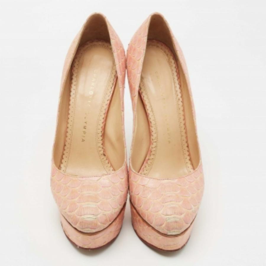 Affichez un style élégant avec cette paire d'escarpins. Ces chaussures élégantes sont fabriquées à partir de matériaux de qualité. Ils sont posés sur des semelles durables et des talons élégants.