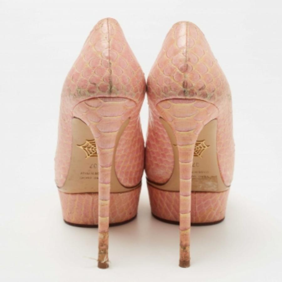 Beige Charlotte Olympia - Escarpins à plateforme Priscilla en python rose - Taille 37 en vente
