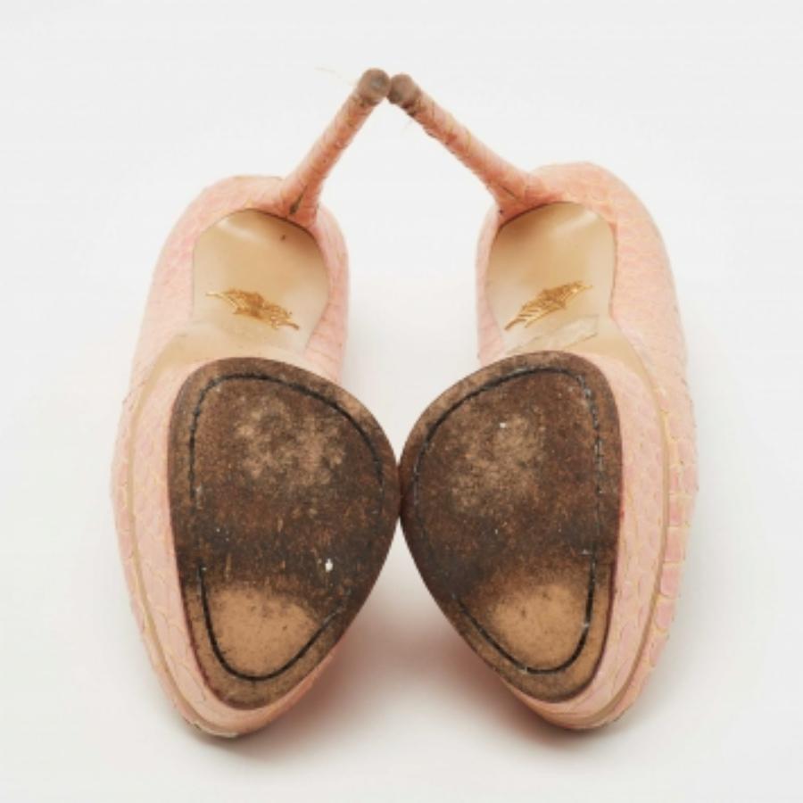 Charlotte Olympia - Escarpins à plateforme Priscilla en python rose - Taille 37 État moyen - En vente à Dubai, Al Qouz 2