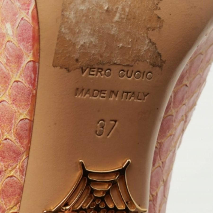 Charlotte Olympia - Escarpins à plateforme Priscilla en python rose - Taille 37 en vente 1