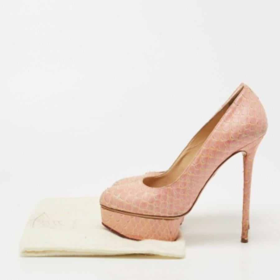 Charlotte Olympia - Escarpins à plateforme Priscilla en python rose - Taille 37 en vente 2