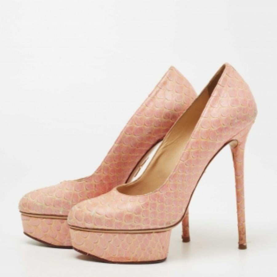 Charlotte Olympia - Escarpins à plateforme Priscilla en python rose - Taille 37 en vente 3