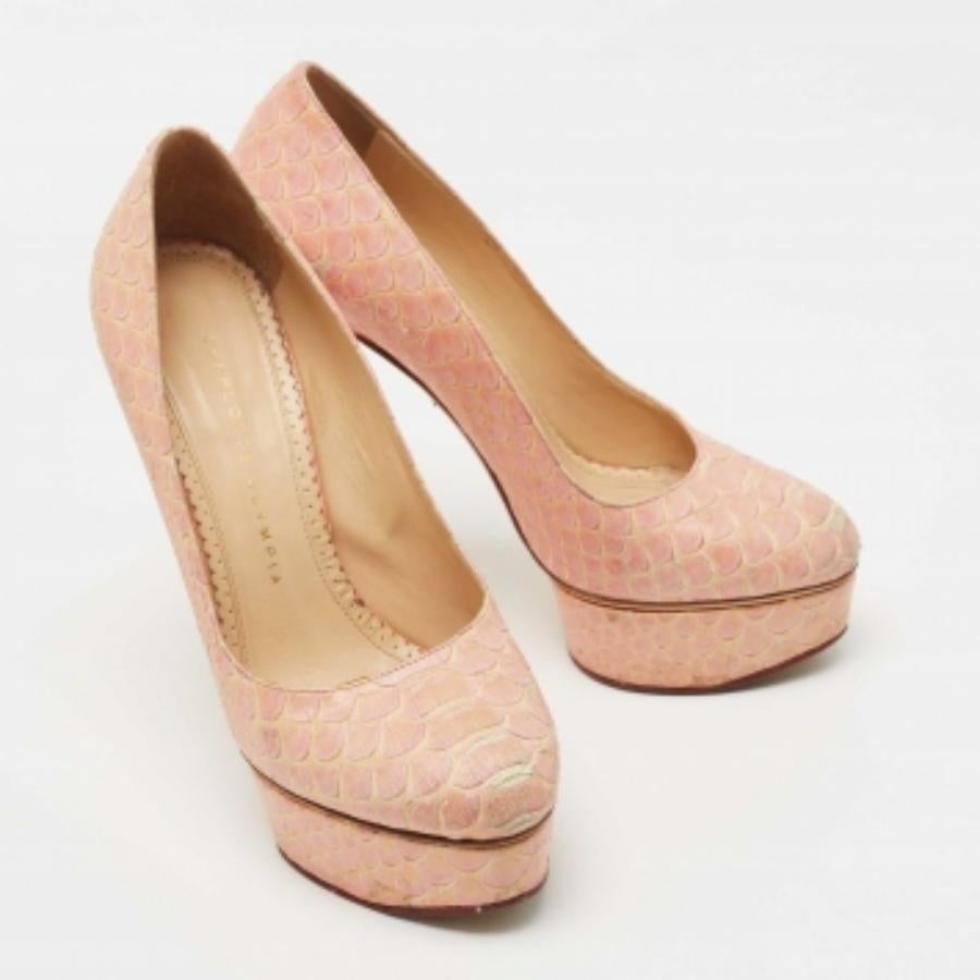 Charlotte Olympia - Escarpins à plateforme Priscilla en python rose - Taille 37 en vente 4