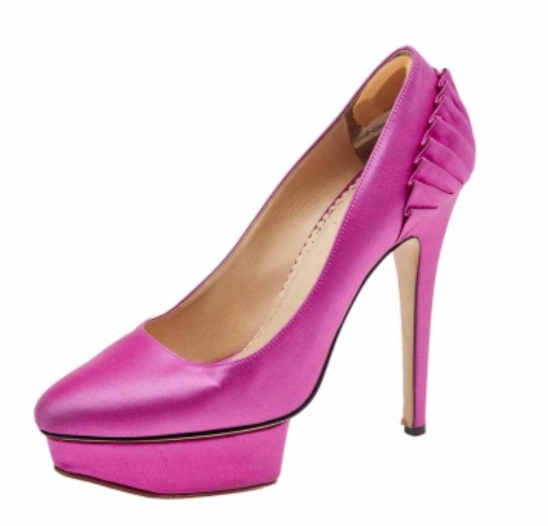 Bonitos y rosas, estos zapatos de salón Paloma Fan Pleat de Charlotte Olympia aportarán un eterno aplomo a tu look. Están diseñados con satén rosa y presentan plataformas, contrafuertes plisados y altísimos tacones de 14,5 cm. Ponte guapísima al