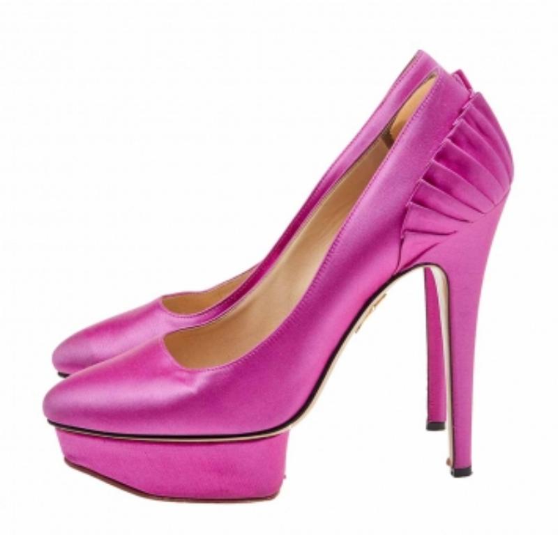 Charlotte Olympia Pink Satin Paloma Fan Pleat Platform Pumps Size 38.5 en Bueno estado para la venta en Dubai, Al Qouz 2
