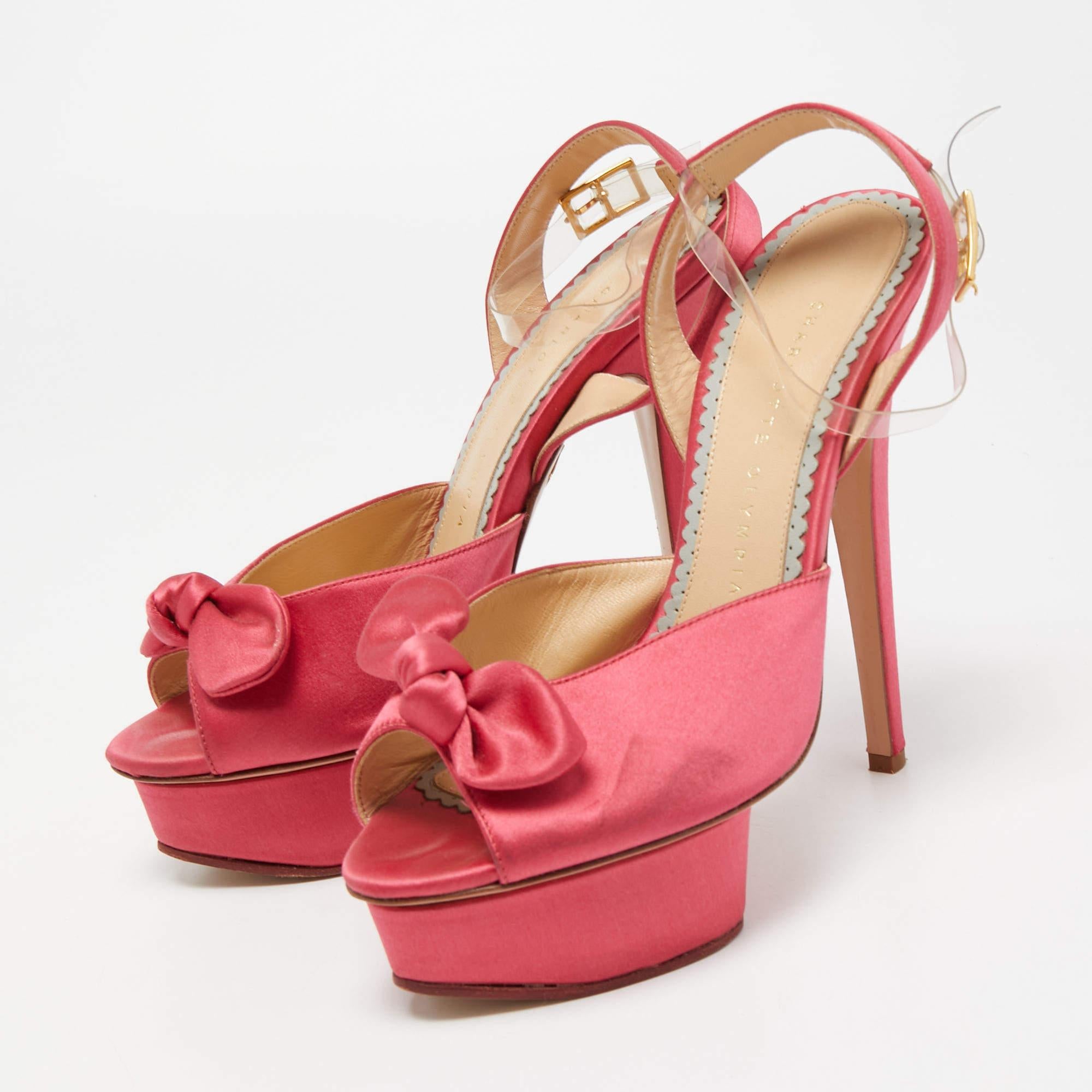 These sandals will frame your feet in an elegant manner. Crafted from quality materials they display a classy design and comfortable insoles.
