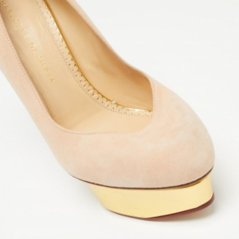 Estos zapatos de salón Charlotte Olympia son una gran elección si buscas un par con clase y versátil a la vez. El par se ha confeccionado en Italia con ante rosa y se ha colocado sobre tacones de 15 cm y plataformas doradas.