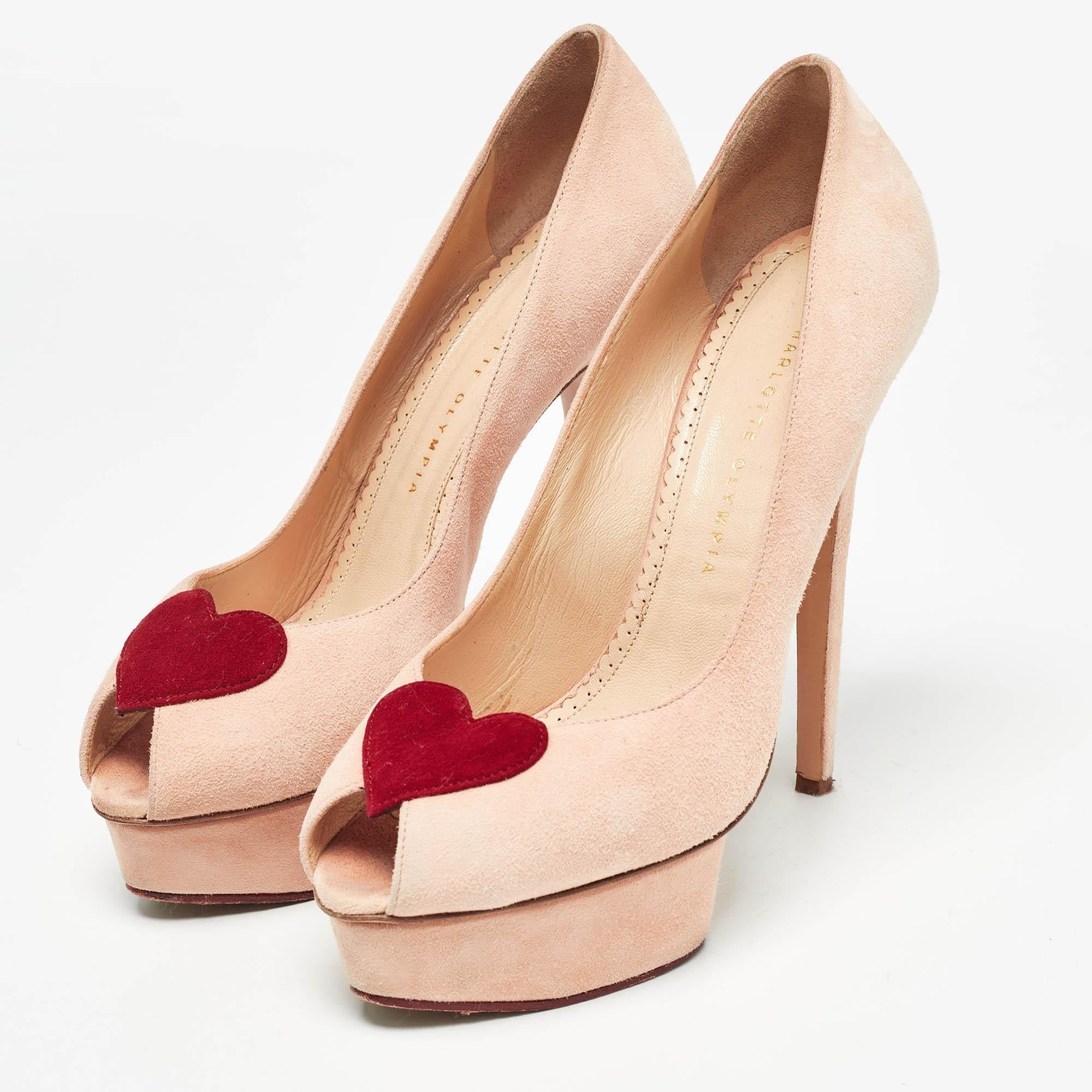Exhalant féminité et élégance, ces escarpins présentent une silhouette chic et un design attrayant. Vous pouvez porter ces escarpins pour un look élégant.