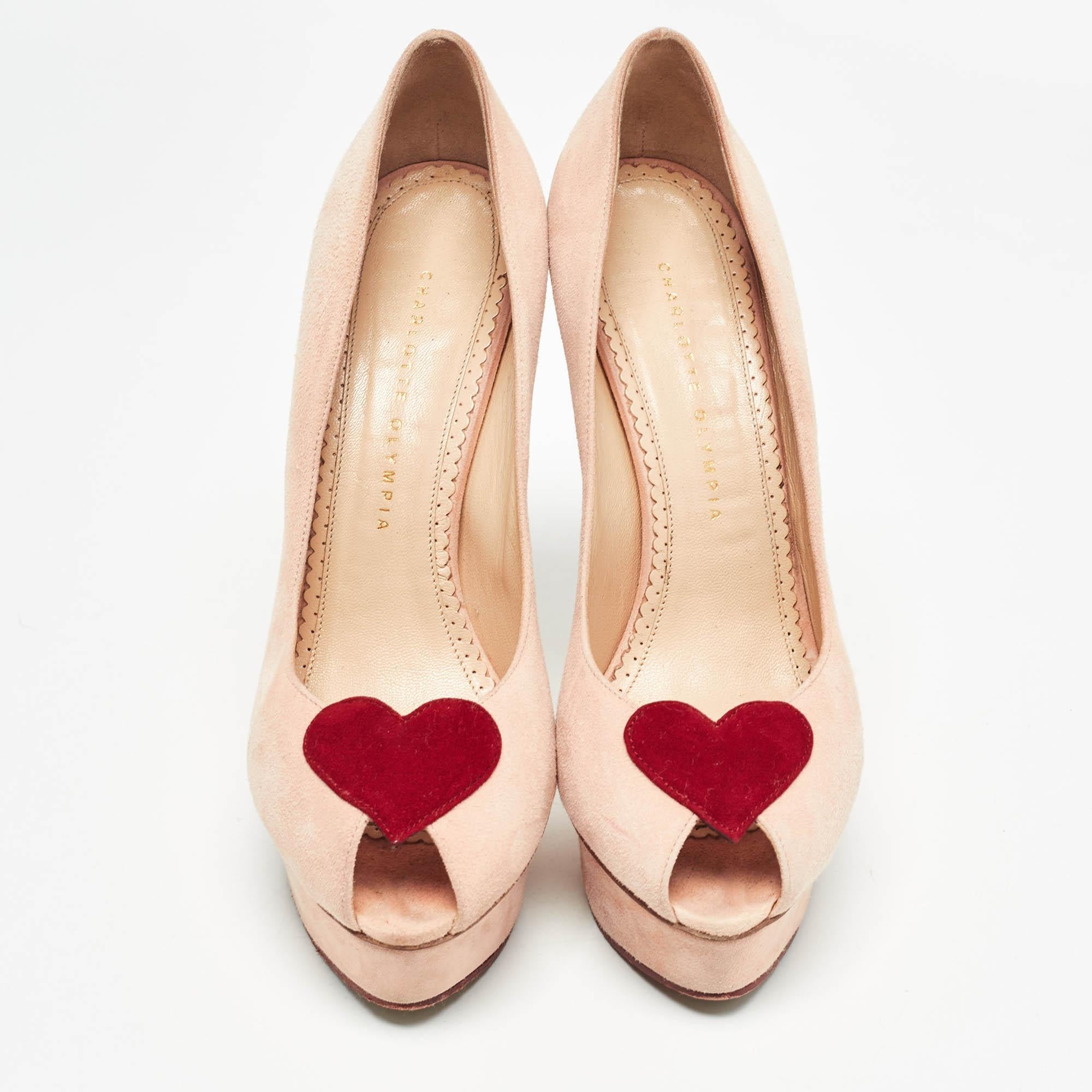Beige Charlotte Olympia escarpins à plateforme en daim rose avec détails en forme de cœur de Delphine, taille 40 en vente