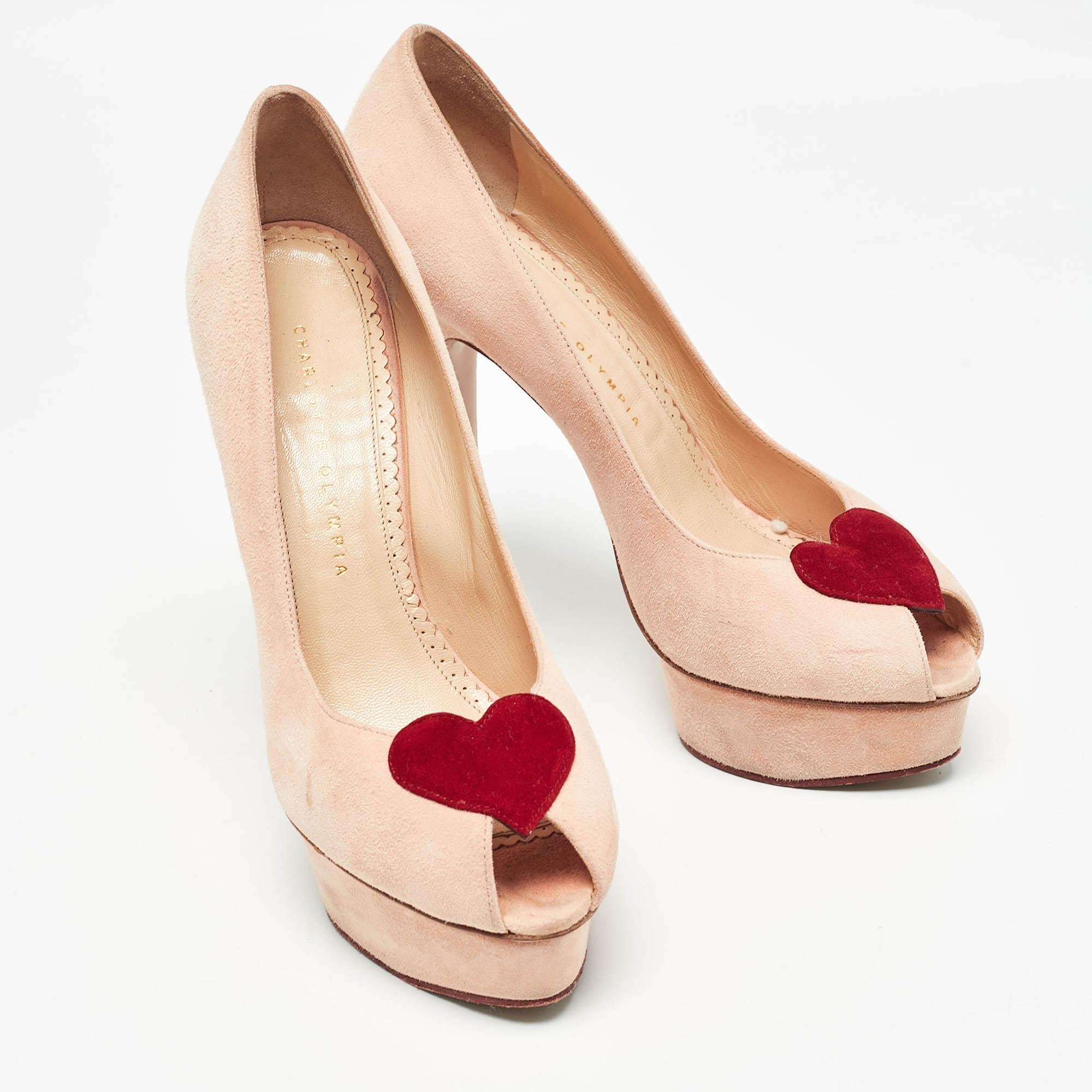 Charlotte Olympia escarpins à plateforme en daim rose avec détails en forme de cœur de Delphine, taille 40 Bon état - En vente à Dubai, Al Qouz 2