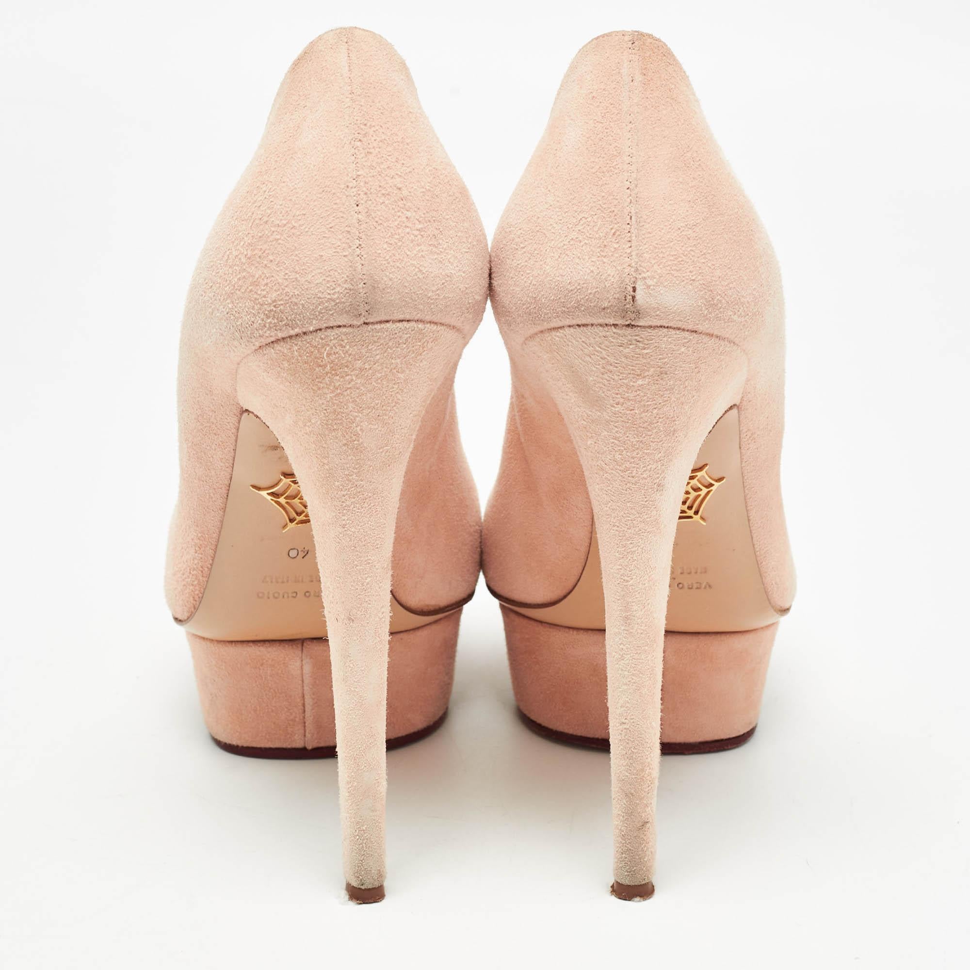 Charlotte Olympia escarpins à plateforme en daim rose avec détails en forme de cœur de Delphine, taille 40 en vente 1