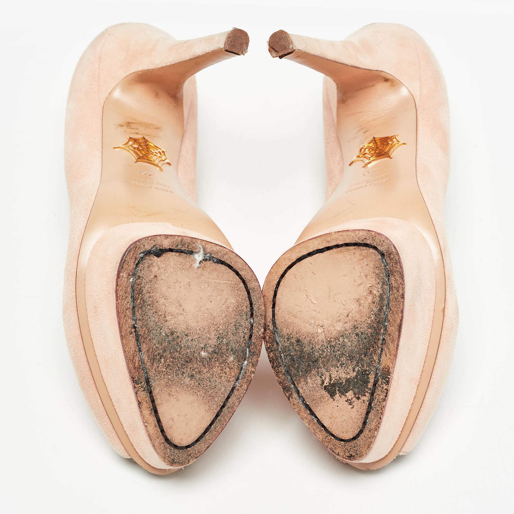 Charlotte Olympia escarpins à plateforme en daim rose avec détails en forme de cœur de Delphine, taille 40 en vente 2