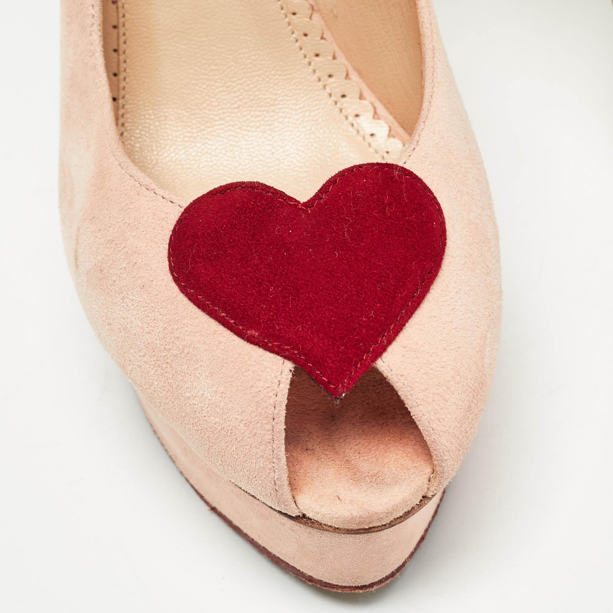 Charlotte Olympia escarpins à plateforme en daim rose avec détails en forme de cœur de Delphine, taille 40 en vente 3