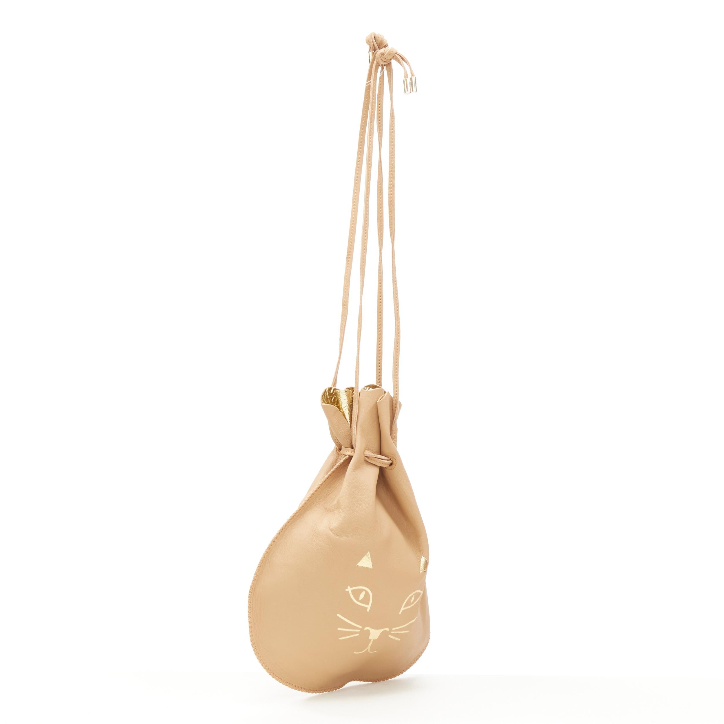 CHARLOTTE OLYMPIA Precious Pouch sac à cordon en cuir tan imprimé Kitty doré Bon état - En vente à Hong Kong, NT