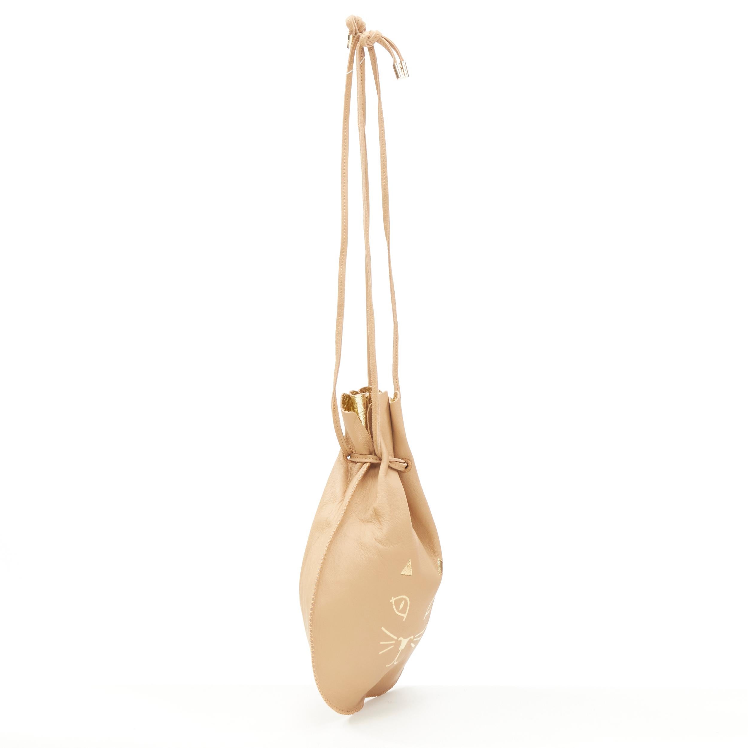 CHARLOTTE OLYMPIA Precious Pouch sac à cordon en cuir tan imprimé Kitty doré Pour femmes en vente