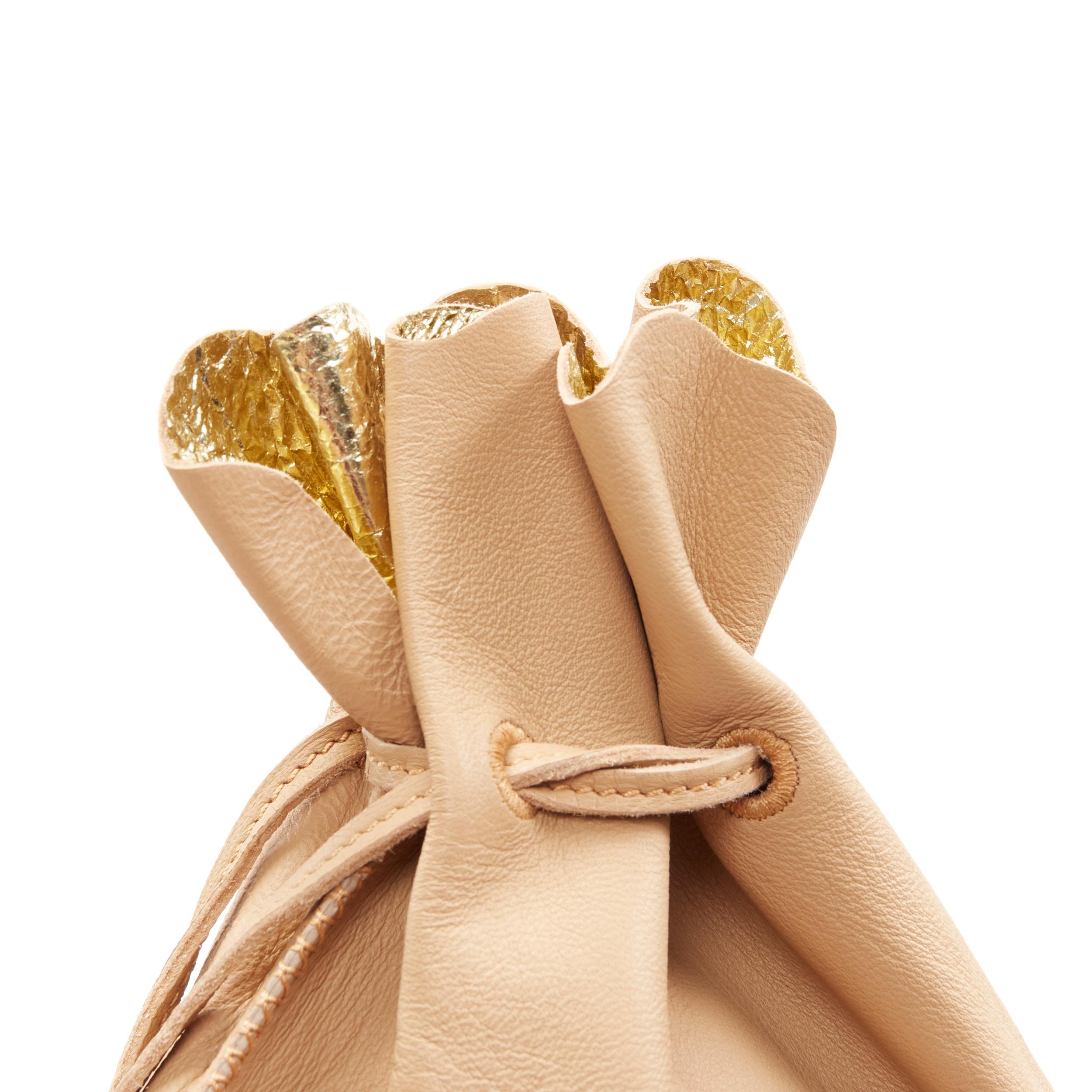 CHARLOTTE OLYMPIA Precious Pouch sac à cordon en cuir tan imprimé Kitty doré en vente 4