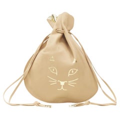 CHARLOTTE OLYMPIA Precious Pouch sac à cordon en cuir tan imprimé Kitty doré