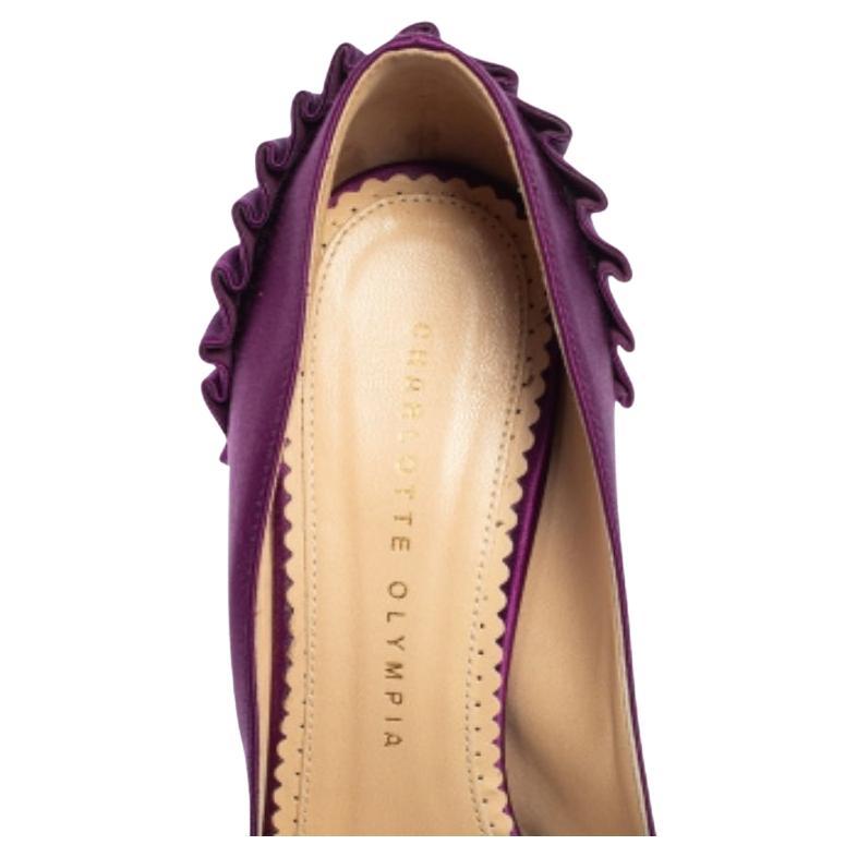 Ces escarpins Paloma de Charlotte Olympia sont brillamment conçus dans une teinte violette grandiose. Ils sont réalisés en satin riche et détaillés avec des plis en éventail sur les comptoirs. Ces escarpins élégants sont montés sur des talons de 15