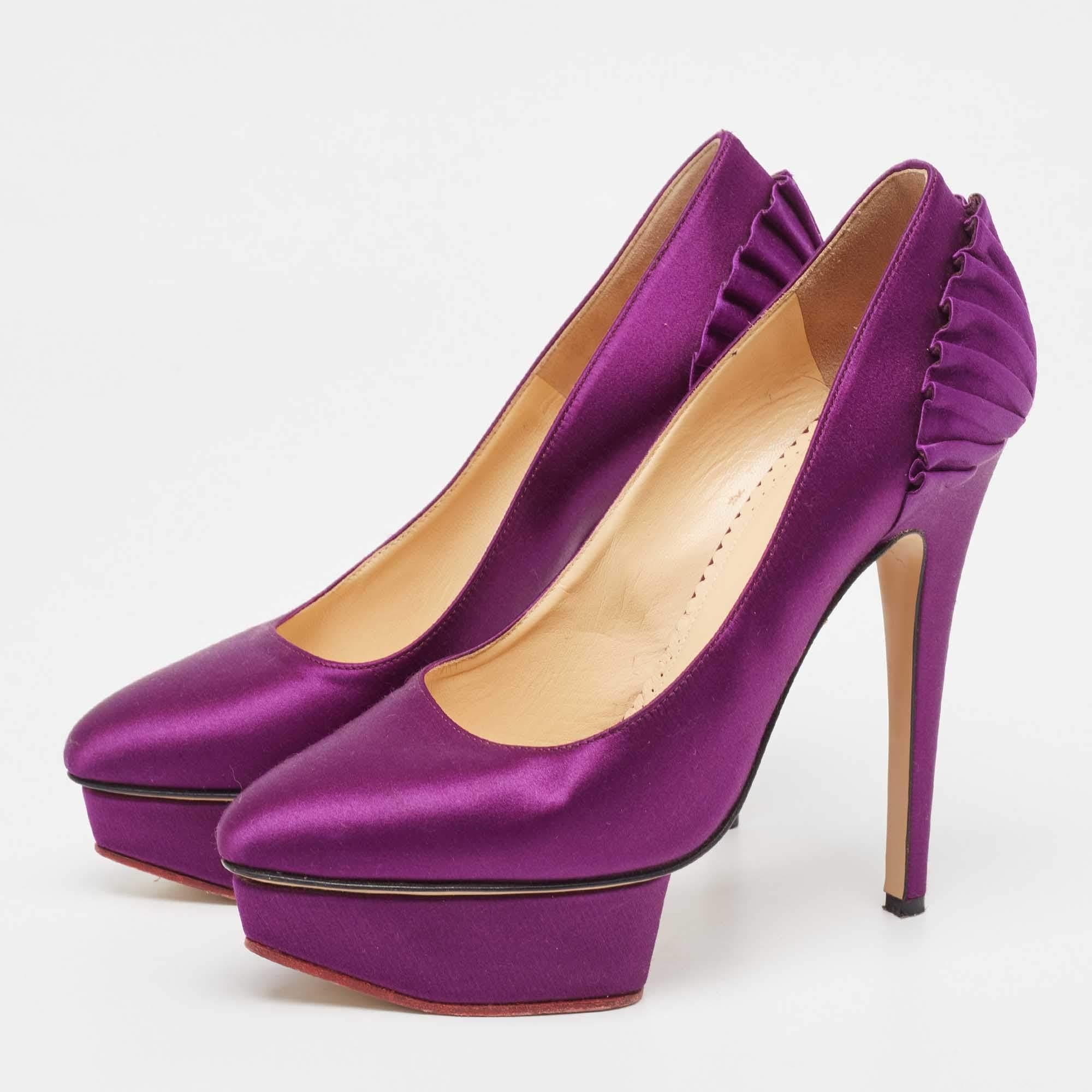 Haz una declaración de estilo chic con estos zapatos de salón de diseño. Presentan tacones robustos y suelas duraderas, ¡perfectos para tus salidas a la moda!