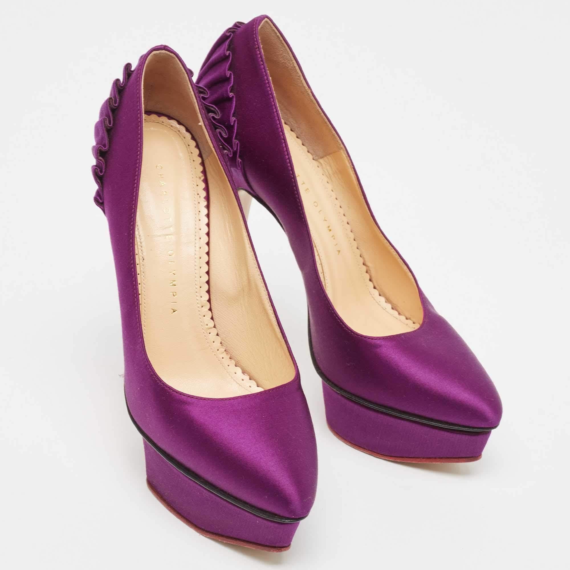 Charlotte Olympia Bombas de plataforma de satén morado Talla 37.5 en Excelente estado para la venta en Dubai, Al Qouz 2