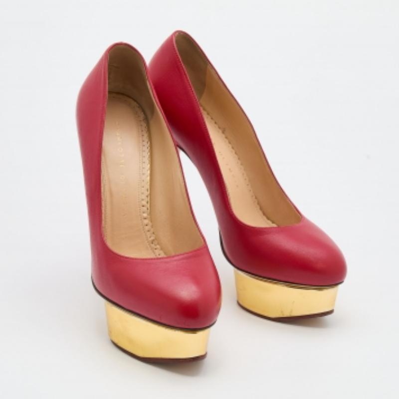 Designed for fashion queens like you, these Charlotte Olympia pumps are crafted from leather and are absolutely gorgeous! They come flaunting closed toes, slender heels, and sturdy soles.