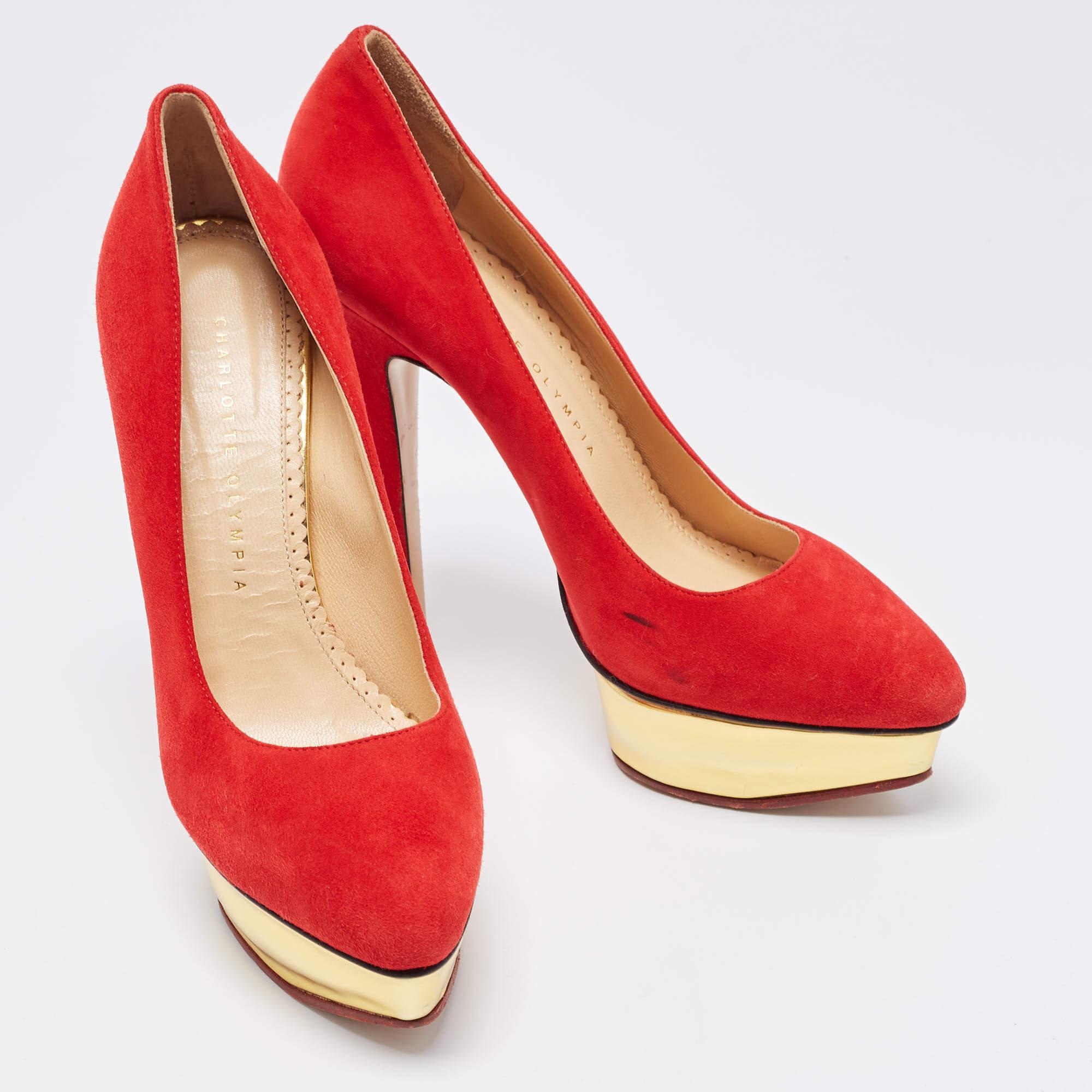 Charlotte Olympia - Escarpins à plateforme Dolly en daim rouge, taille 38.5 Bon état - En vente à Dubai, Al Qouz 2