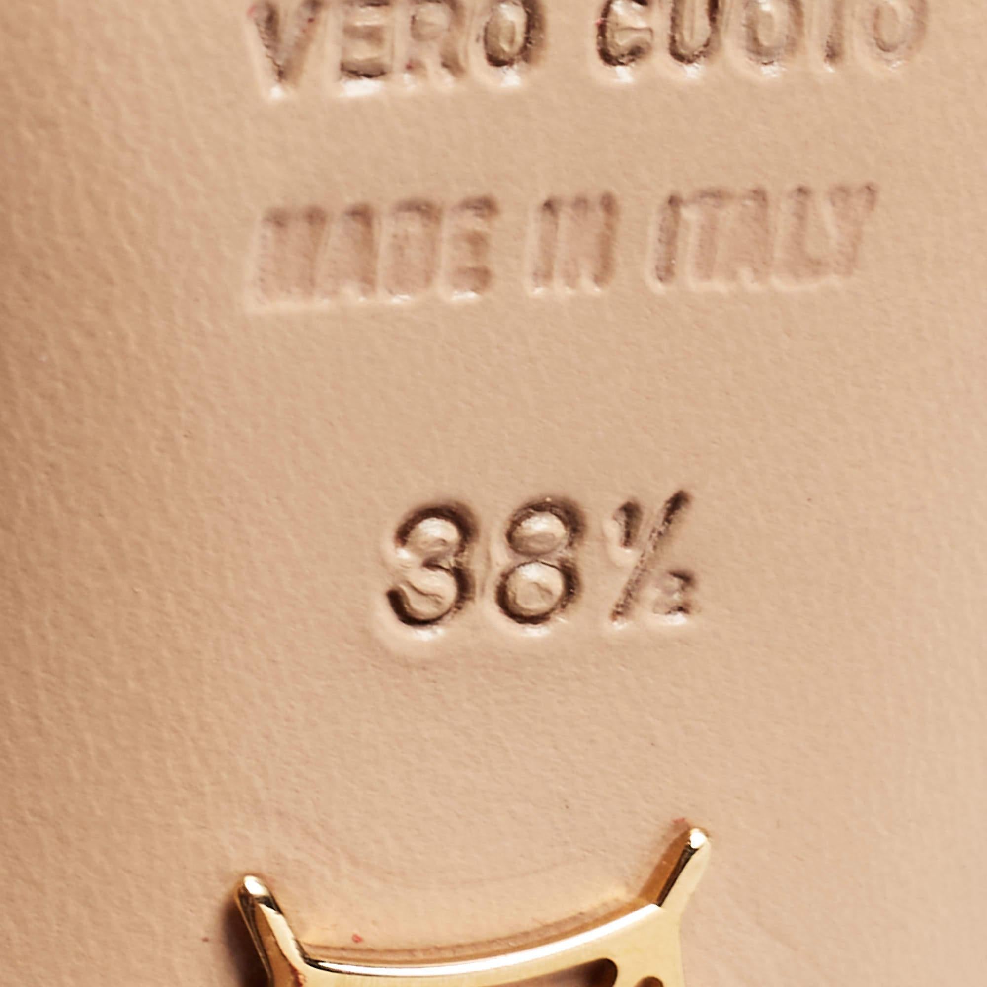 Charlotte Olympia - Escarpins à plateforme Dolly en daim rouge, taille 38.5 en vente 3
