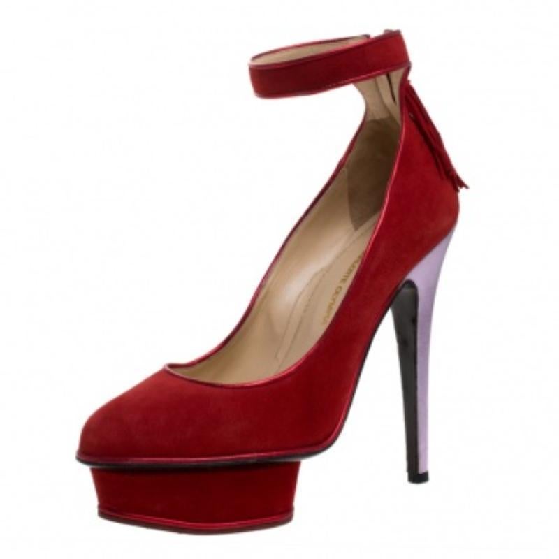 Charlotte Olympia Red Suede Dolores Ankle Strap Platform Pumps Size 37 en Bueno estado para la venta en Dubai, Al Qouz 2
