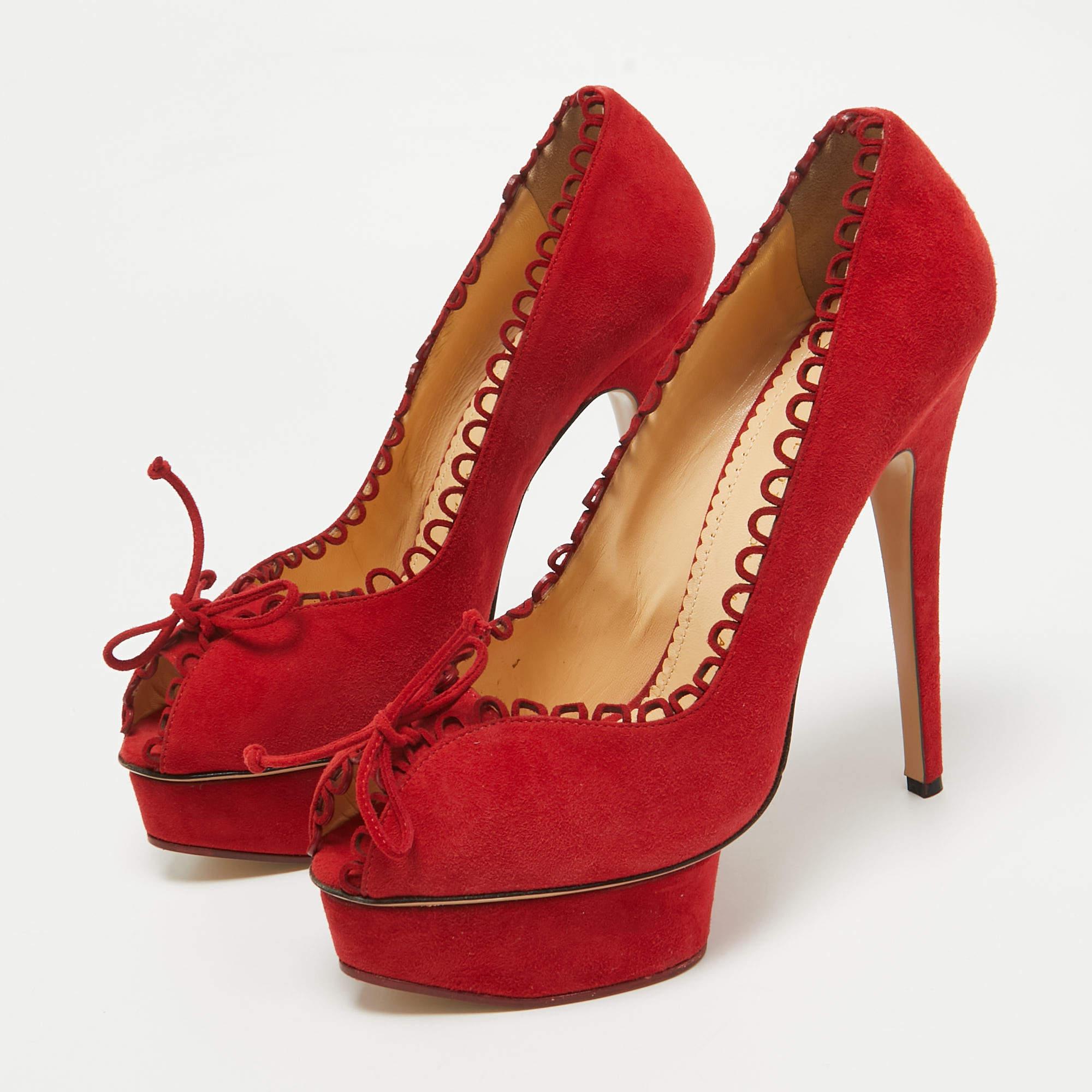 Des arches curvilignes, un attrait féminin et une structure bien construite définissent cet ensemble d'escarpins de créateur. Dotées de semelles intérieures confortables et de talons élégants, elles s'associent à vos tenues préférées.