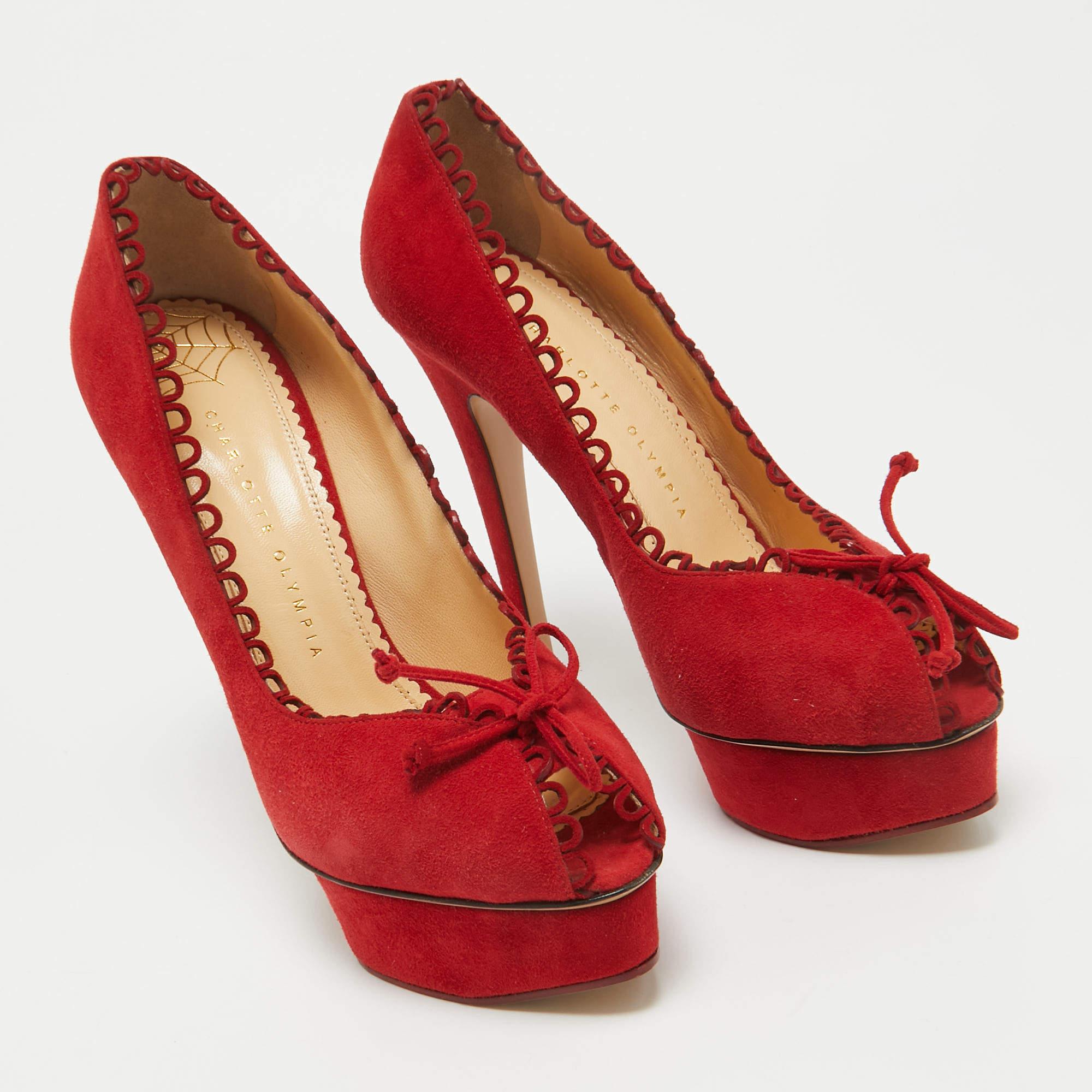 Charlotte Olympia escarpins à plateforme en daim rouge taille 40,5 Neuf - En vente à Dubai, Al Qouz 2