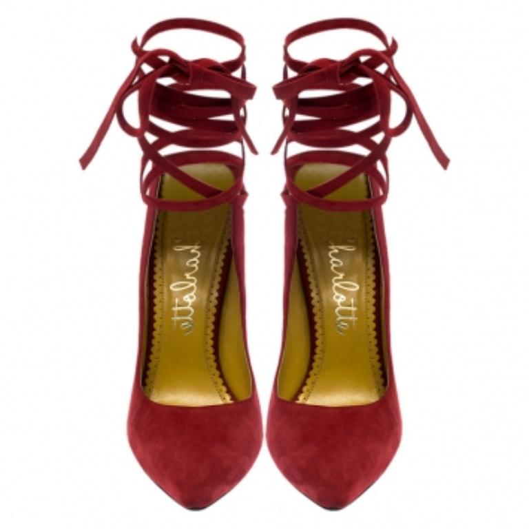 Sfoggia con stile queste favolose décolleté di Charlotte Olympia. Queste décolleté in pelle scamosciata sono ideali per i giorni in cui vuoi fare una dichiarazione di moda senza sforzo. Queste décolleté rosse sono caratterizzate da punta a punta,