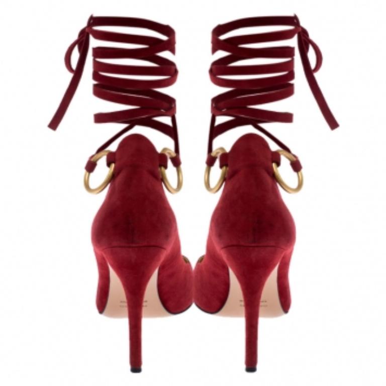 Charlotte Olympia - Pumps in pelle scamosciata rossa Sabin Taglia 36 In condizioni buone in vendita a Dubai, Al Qouz 2