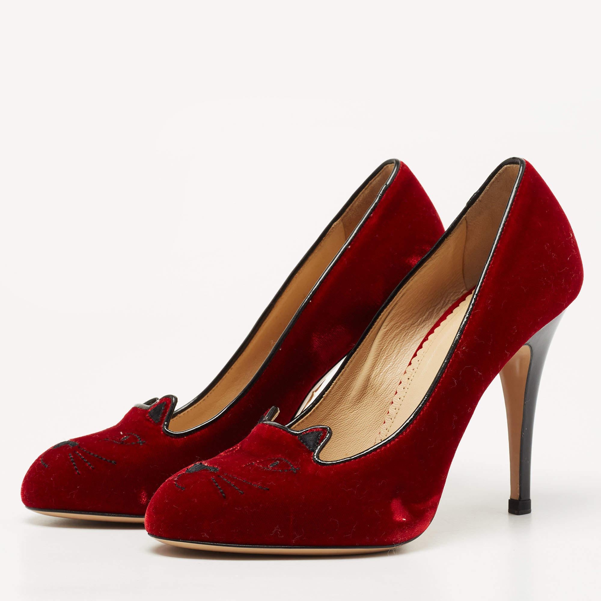 Charlotte Olympia Red Velvet Embroidered Kitty Pumps Size 37.5 In Good Condition For Sale In Dubai, Al Qouz 2