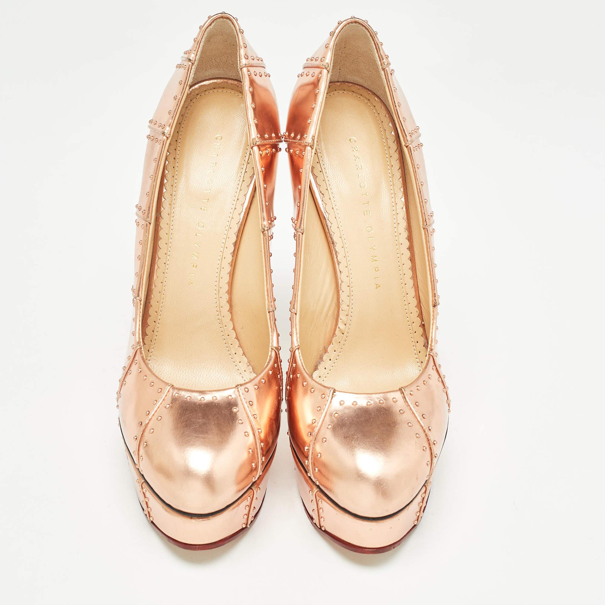 Charlotte Olympia Rose Gold Leather Studded Platform Pumps Size 38.5 In Good Condition For Sale In Dubai, Al Qouz 2