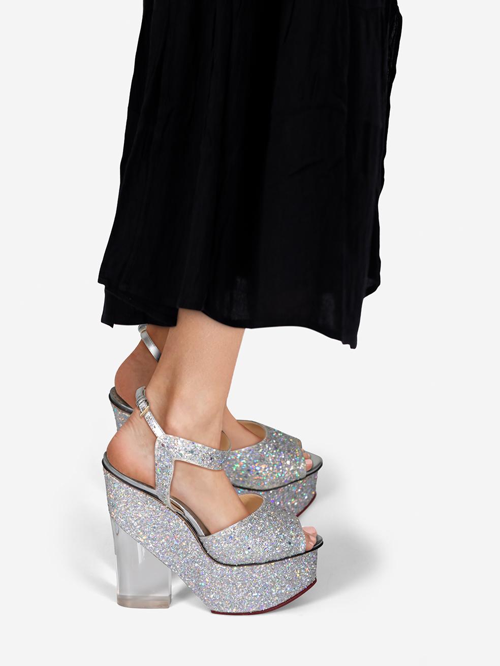 L'ÉTAT est très bon. L'usure des sandales est minime. Il manque les paillettes sur la bride de la cheville et la bride de l'orteil sur les deux chaussures. Colle visible sur le côté droit de la chaussure gauche et le côté gauche de la chaussure