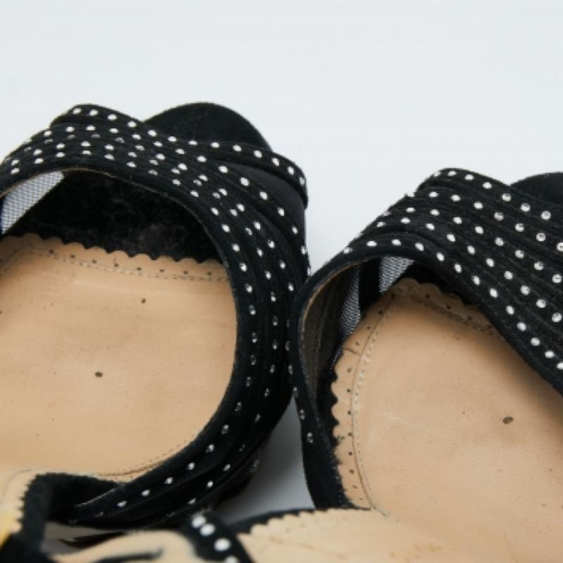 Upgrade your look by adding these designer sandals to your lovely wardrobe. They are crafted skilfully to grant the perfect fit and style.