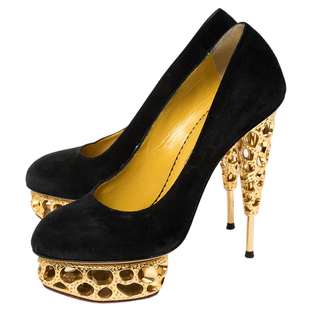 Charlotte Olympia - Escarpins en daim or à talons sculptés « Objets d'Art », taille 39 Bon état - En vente à Dubai, Al Qouz 2