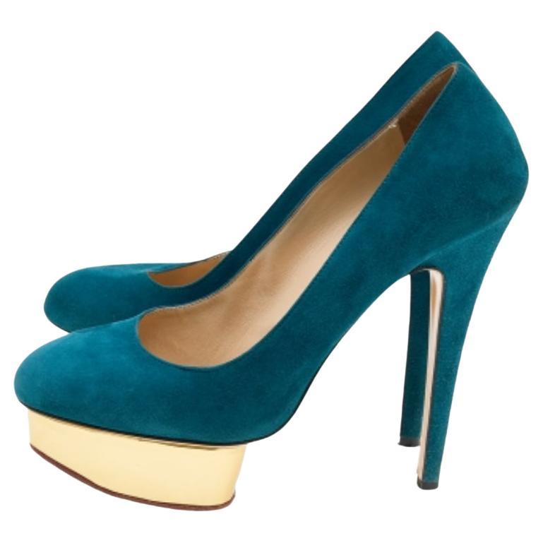 Oggi, se possiedi questo paio di décolleté di Charlotte Olympia dal design accurato, potrai sfoggiare uno stile abbagliante! Realizzata in pelle scamosciata e foderata in pelle sulle solette, questa creazione della collezione Dolly è un must-have.