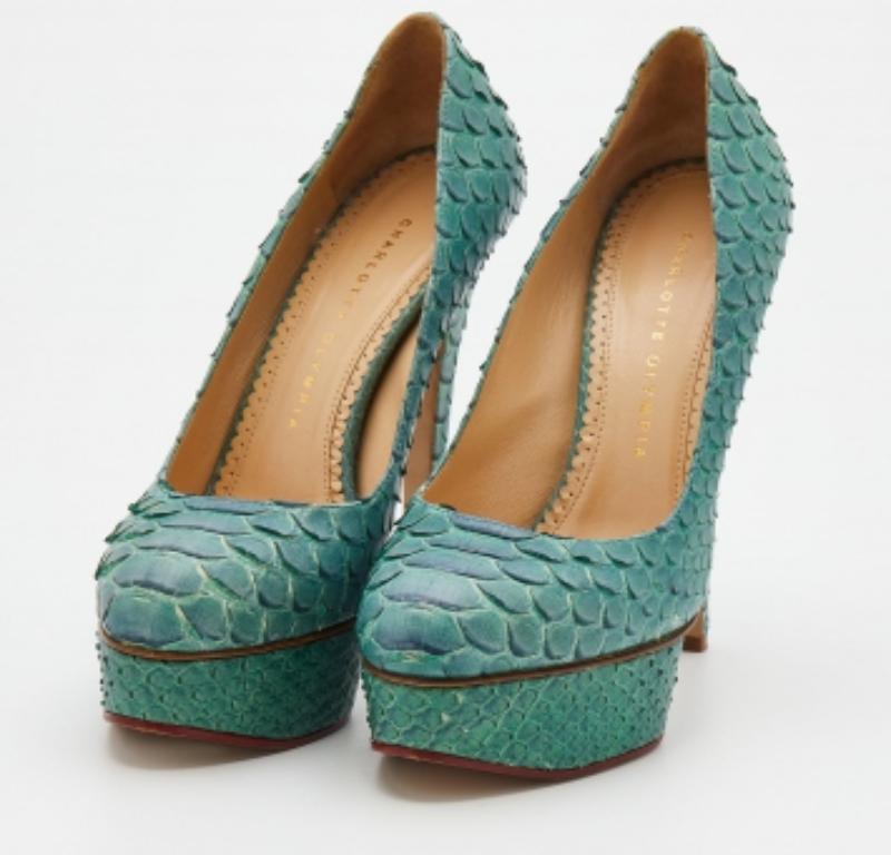 Des escarpins à la mode pour vous permettre d'être à la hauteur de la journée ! Ces beautés bleu turquoise de Charlotte Olympia sont confectionnées en cuir de python et dotées de bouts en amande. Elles sont dotées de semelles intérieures