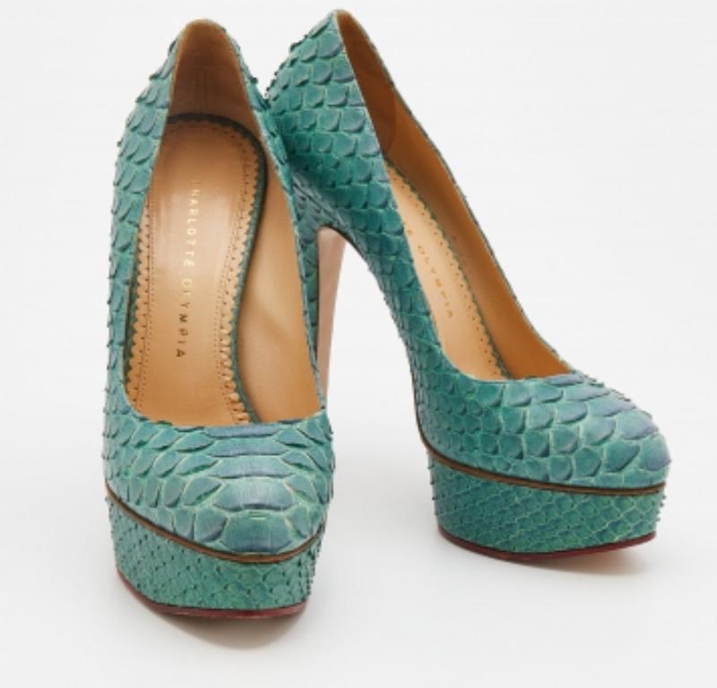 Charlotte Olympia Turquoise Bleu Python Cuir Priscilla Platform Pumps Size 38 Bon état - En vente à Dubai, Al Qouz 2