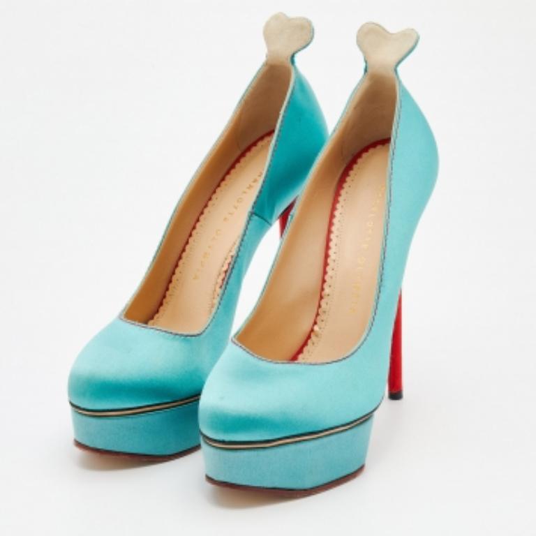 Un mélange de sensualité et de plaisir avec ces escarpins à plateforme Josephine de Charlotte Olympia ! Confectionnées en satin avec des détails de couture soignés, elles présentent des orteils en amande, des semelles compensées auto-couvertes et