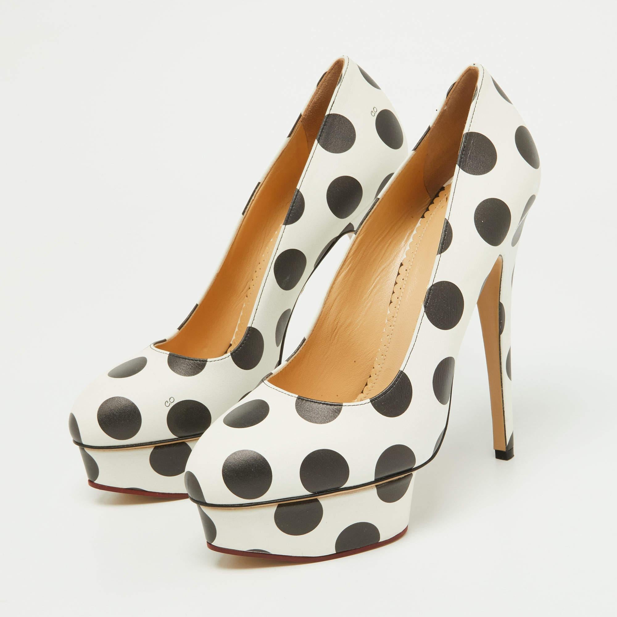 Faites preuve de chic avec ces escarpins de créateur. Elles présentent des talons robustes et des semelles durables, parfaits pour vos sorties à la mode !