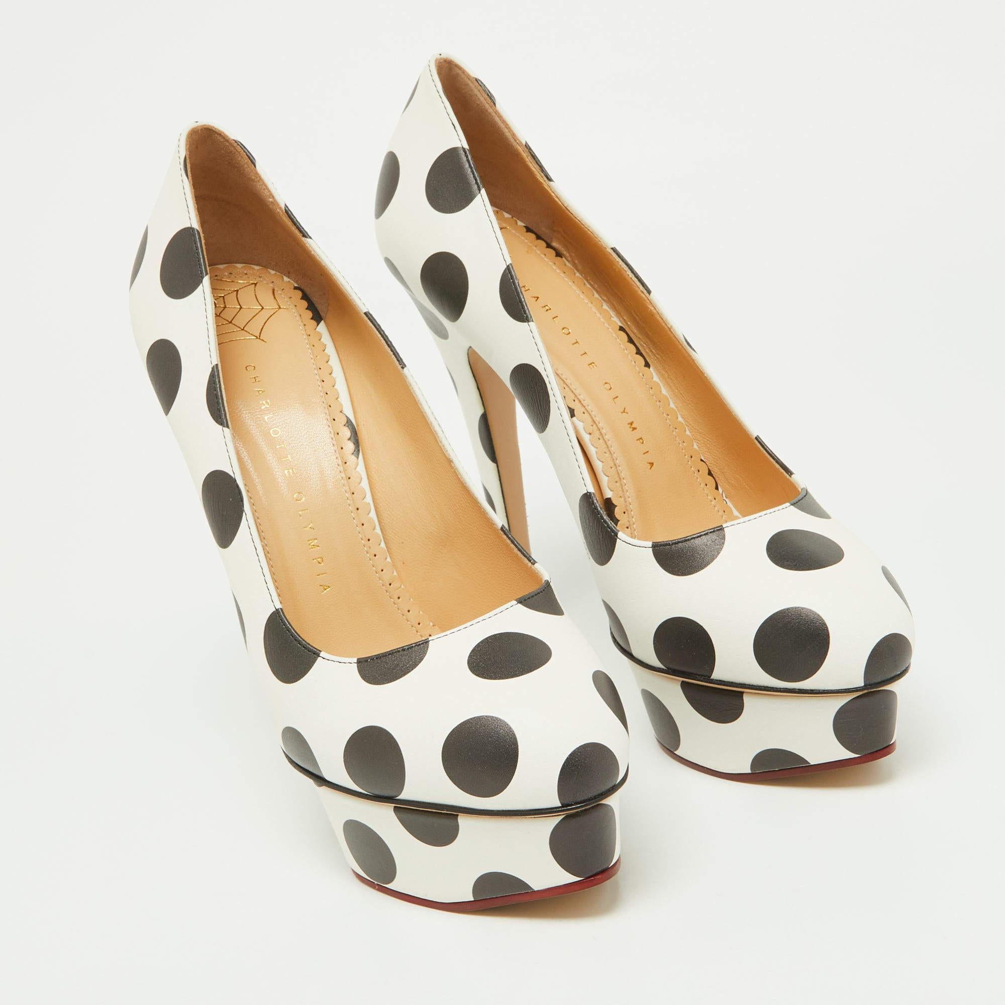 Charlotte Olympia, plateforme Dolly blanche/noire à pois, taille 40 Bon état - En vente à Dubai, Al Qouz 2