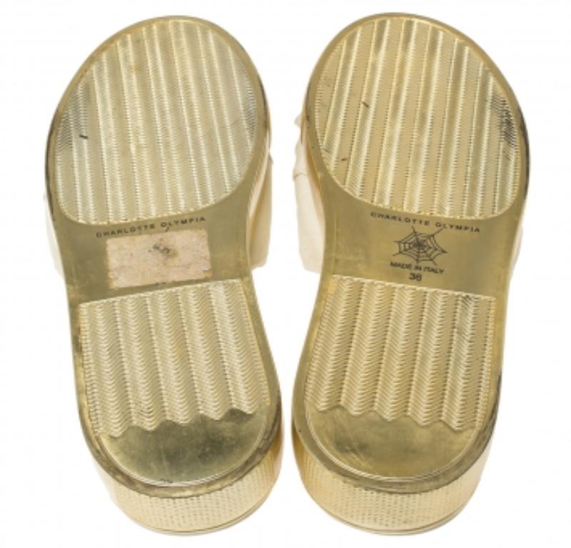 Charlotte Olympia White Leather Knotted Bow Slides Size 36 In Good Condition For Sale In Dubai, Al Qouz 2