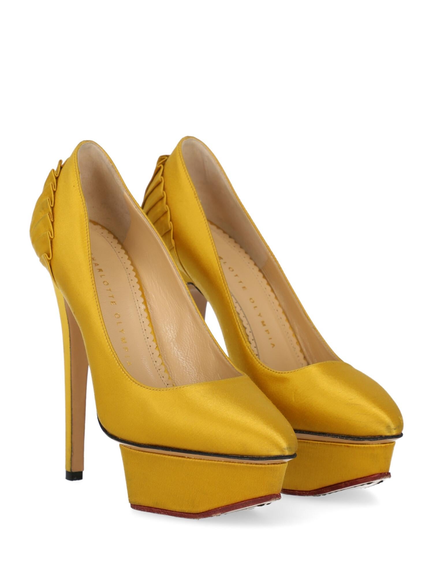 Shoe, fabric, solid color, internal logo, round toe, leather insole, tapered heel, high heel.

Product Condition: Good
Heel: visible stains. Sole: visible signs of use. Upper: outsole visibly used, visible signs, visible stains. Insole: slightly