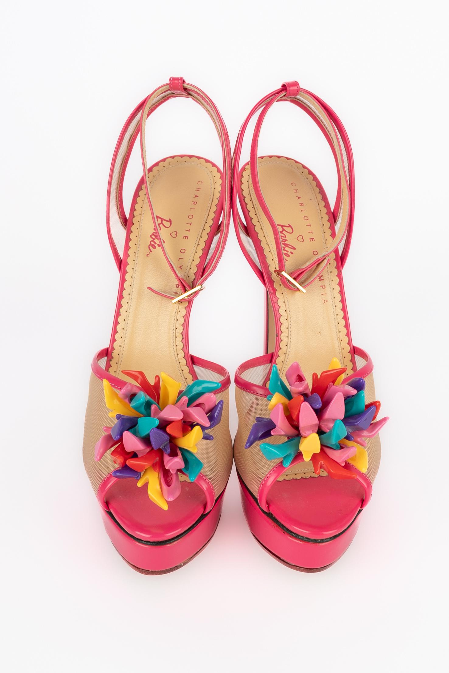 CHARLOTTE OLYMPIA - (Fabriqué en Italie) Talons aiguilles en cuir rose, devant décoré d'un pompon en chaussures Barbie multicolores. Taille 40FR indiquée. Une Collectional 2016 - édition limitée.

Condit :
Très bon état.

Dimensions :
Hauteur du