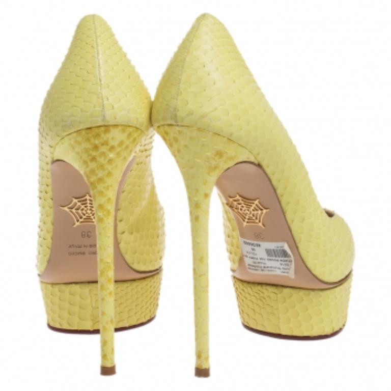 Charlotte Olympia Yellow Python Priscilla Platform Pumps Size 38 Beige en venta
