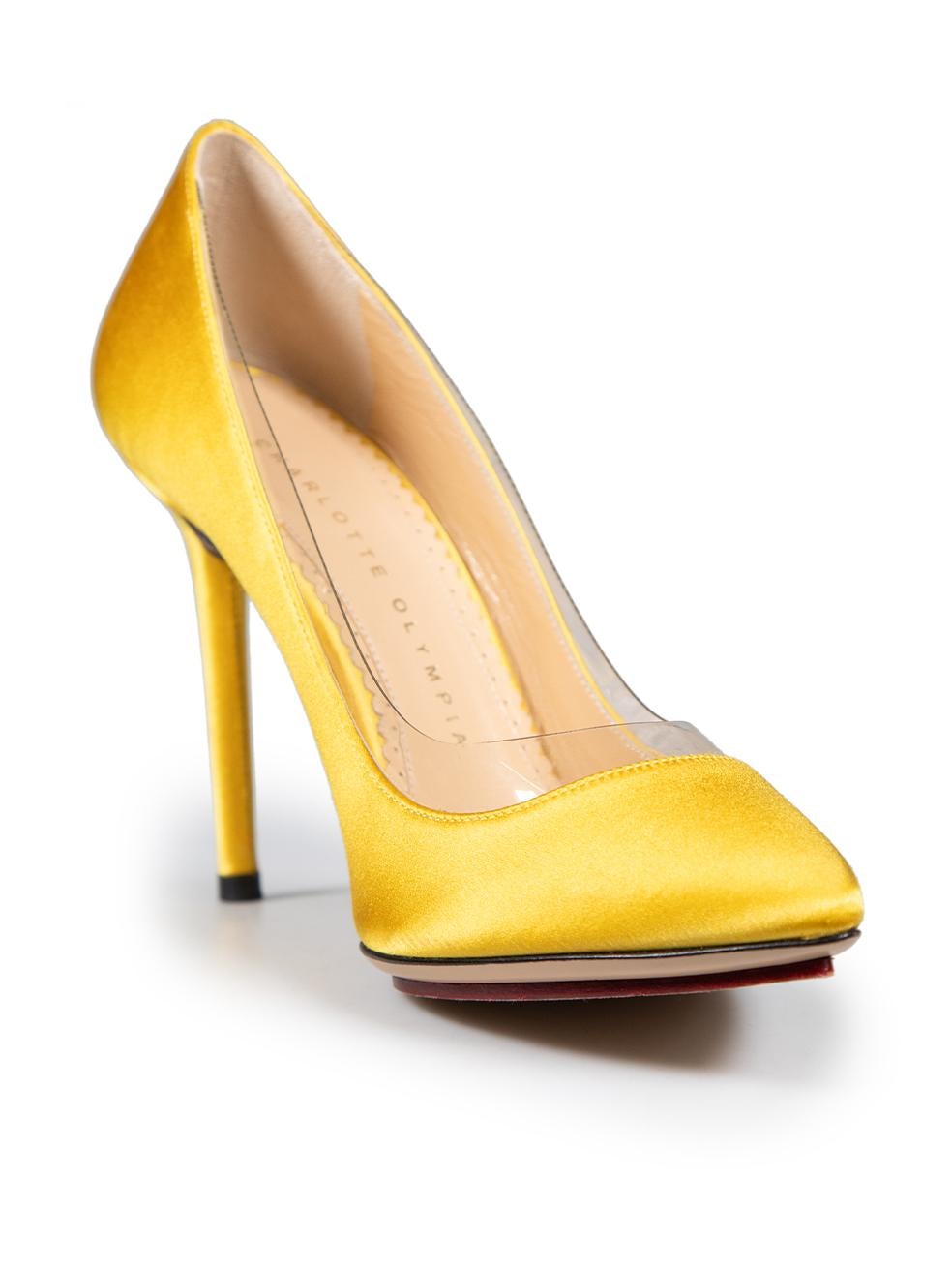 L'ÉTAT est très bon. L'usure des talons est minime. Décoloration sur l'embout, le contrefort, le talon et les deux côtés des deux chaussures. La plume s'adapte à la trame du contrefort droit et de l'embout gauche de cet article de revente d'occasion